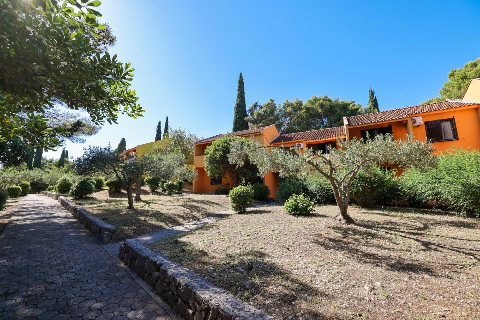 Apartments Medena Budget Trogir Eksteriør bilde