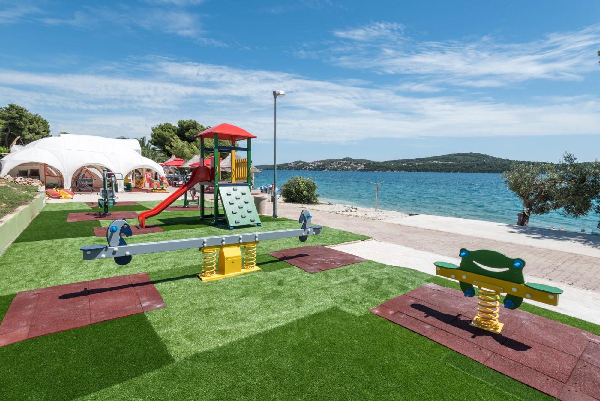 Apartments Medena Budget Trogir Eksteriør bilde