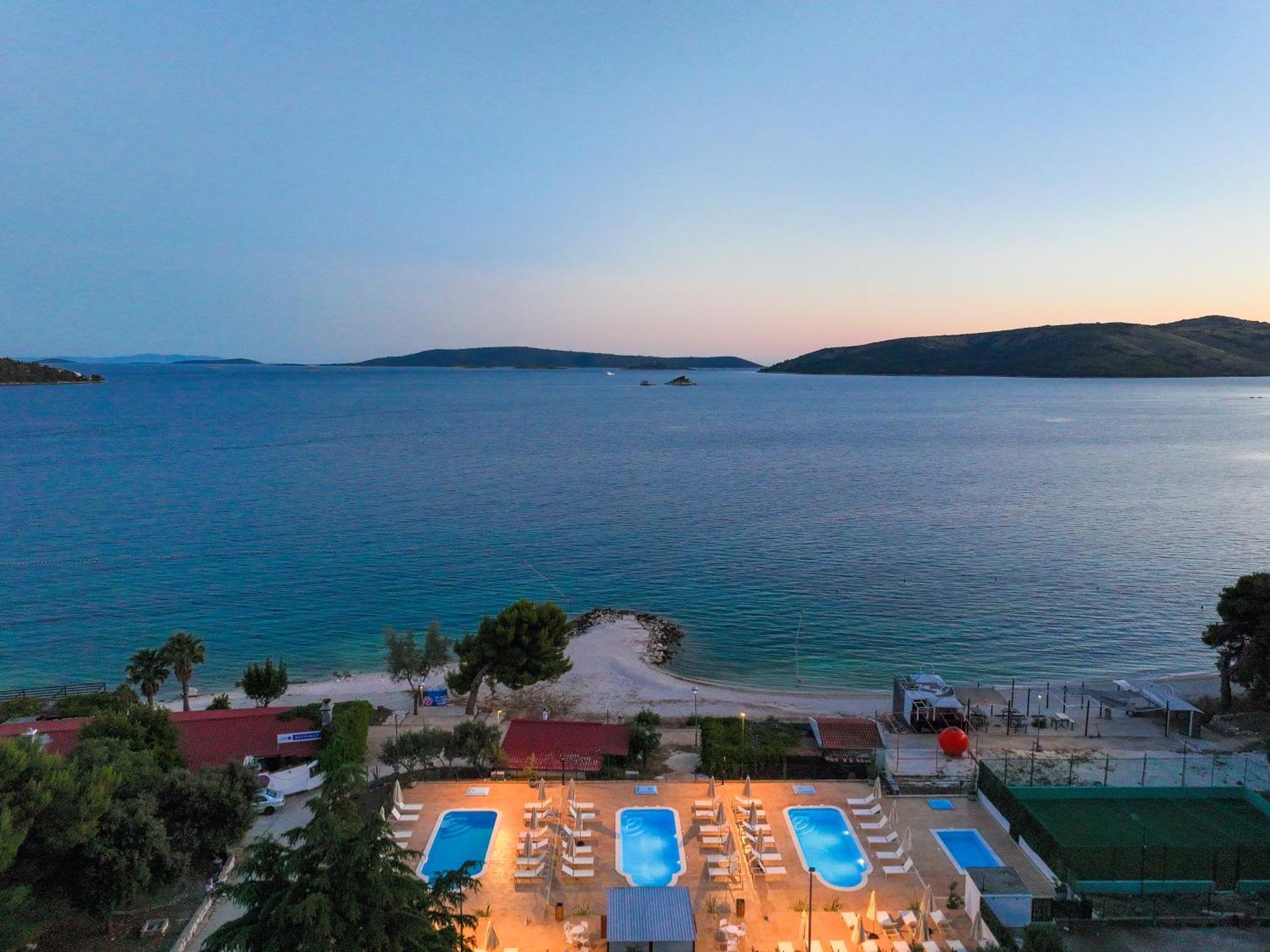 Apartments Medena Budget Trogir Eksteriør bilde