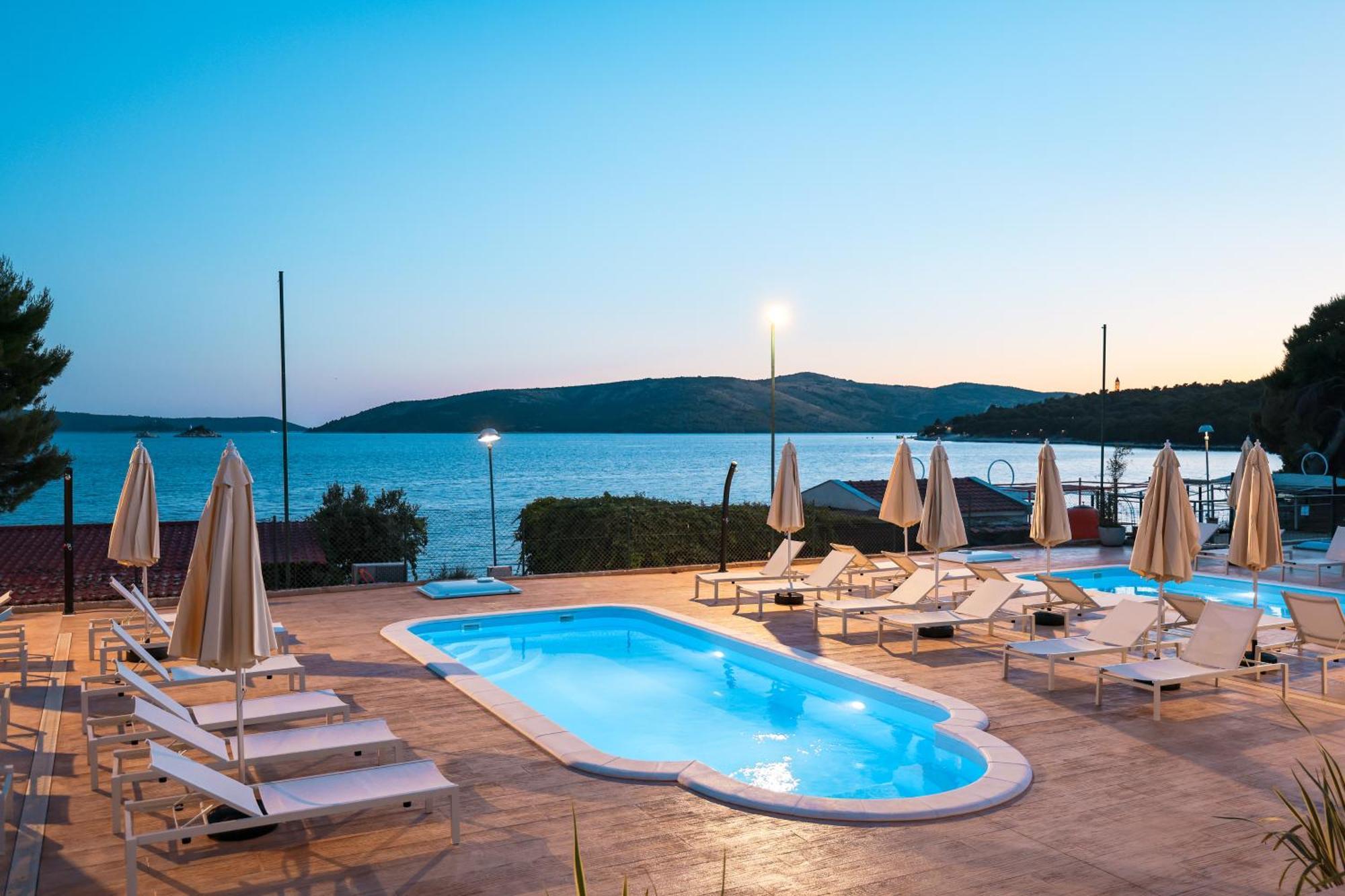 Apartments Medena Budget Trogir Eksteriør bilde