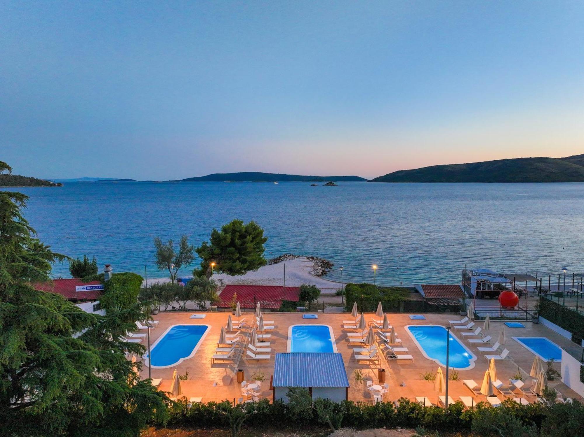 Apartments Medena Budget Trogir Eksteriør bilde