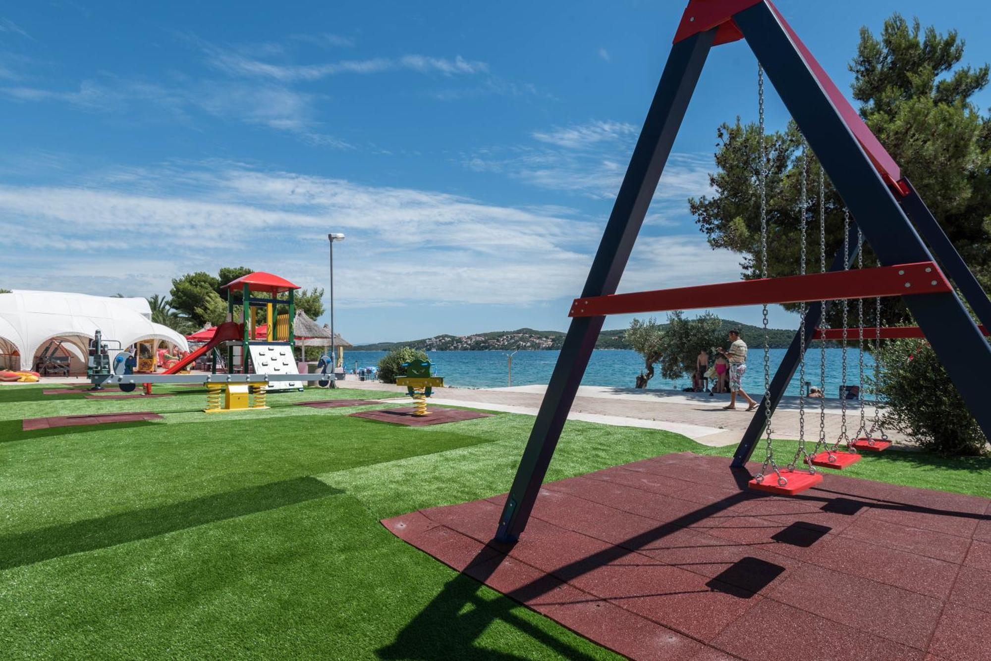 Apartments Medena Budget Trogir Eksteriør bilde