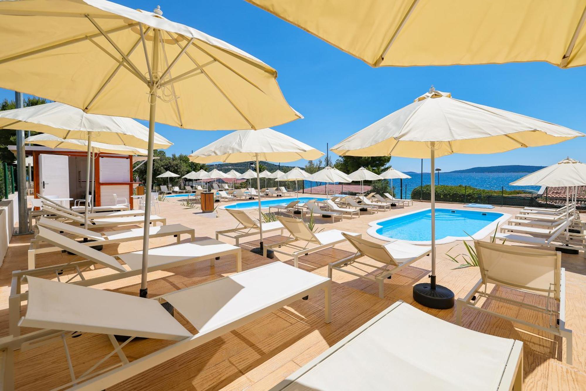Apartments Medena Budget Trogir Eksteriør bilde
