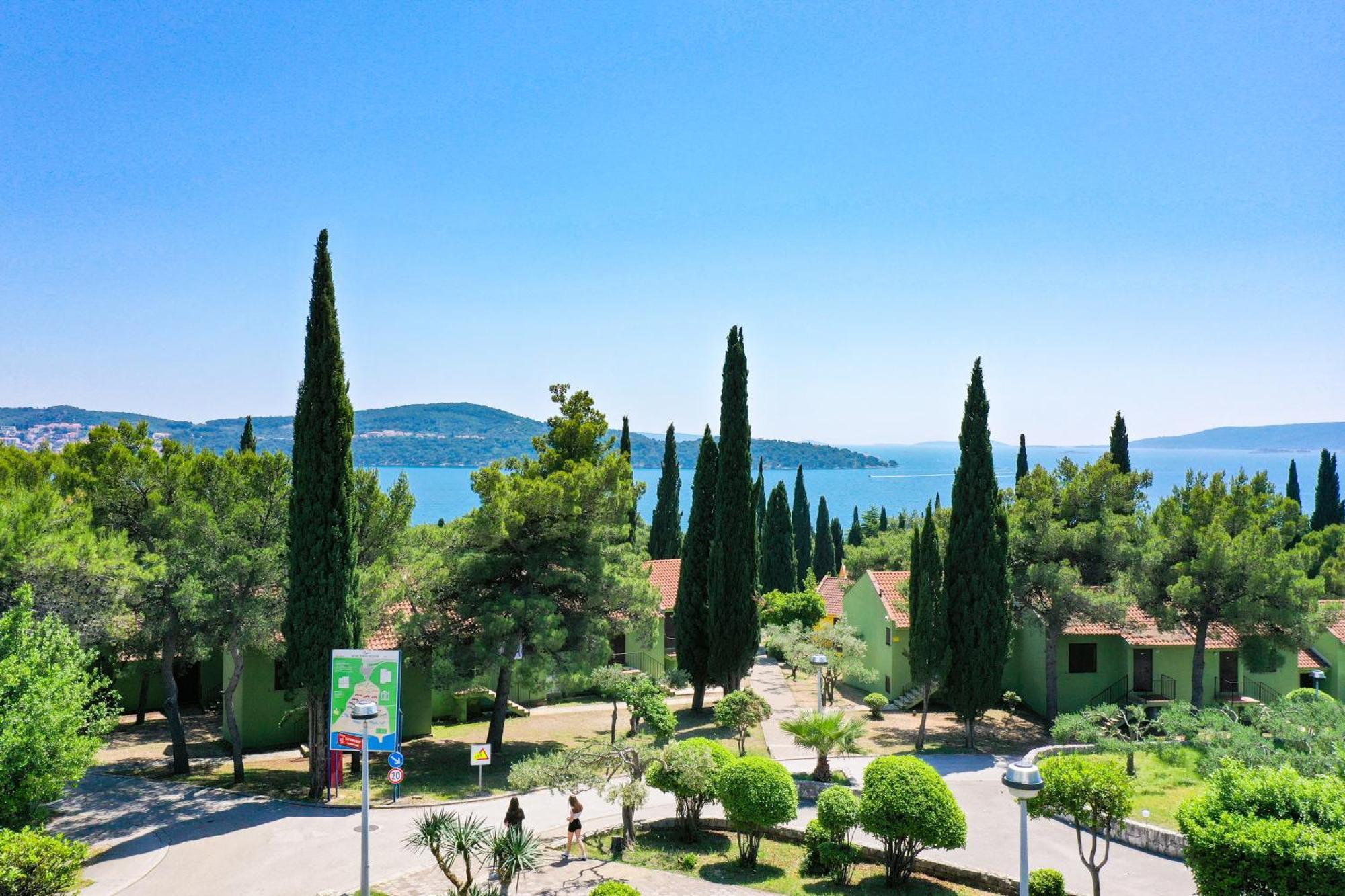 Apartments Medena Budget Trogir Eksteriør bilde